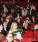 Ксения Собчак с букетом Милы Йовович.jpg