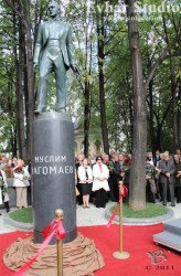 памятник-муслиму-магомаеву-москва.jpg