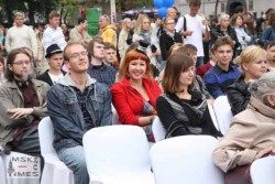 зрители-в-летнем-кинотеатре.jpg