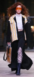 Mercedes-Benz Fashion Week Russia-2019 весна-01-целлофановая сумка-пакет.jpg