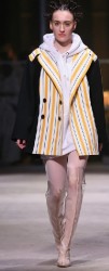 Mercedes-Benz Fashion Week Russia-2019 весна-01-целлофановые сапоги.jpg