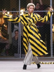 Mercedes-Benz Fashion Week Russia-2019 весна-01-целлофановый плащ.jpg